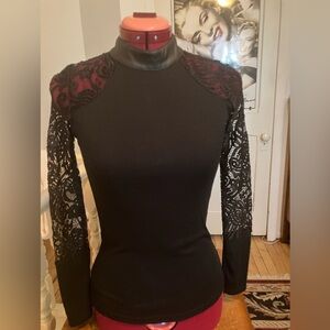 2/25$ or 15$ Mock neck ribbed lace top
